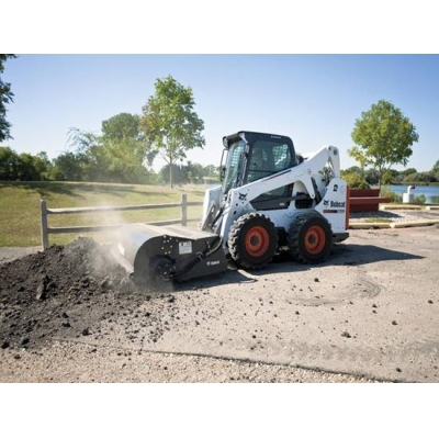 山貓清掃機(jī)租賃，濟(jì)南滑移清掃機(jī)出租