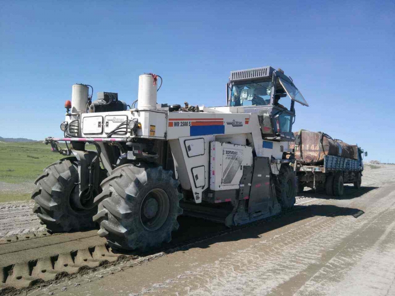 冷再生機在新疆烏魯木齊中鐵三局